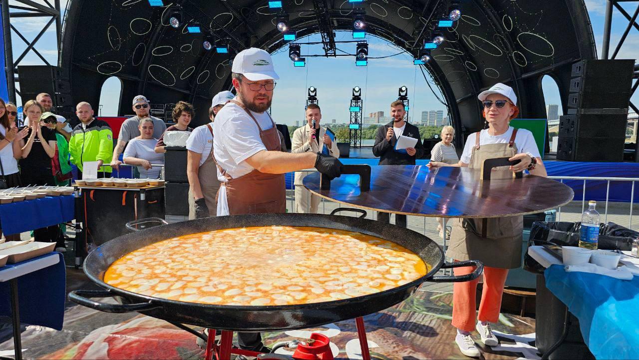 Фото Огромная очередь собралась на дегустацию гигантской яичницы на Михайловской набережной 4 - Сиб.ФМ Фото Огромная очередь собралась на дегустацию гигантской яичницы на Михайловской набережной 4